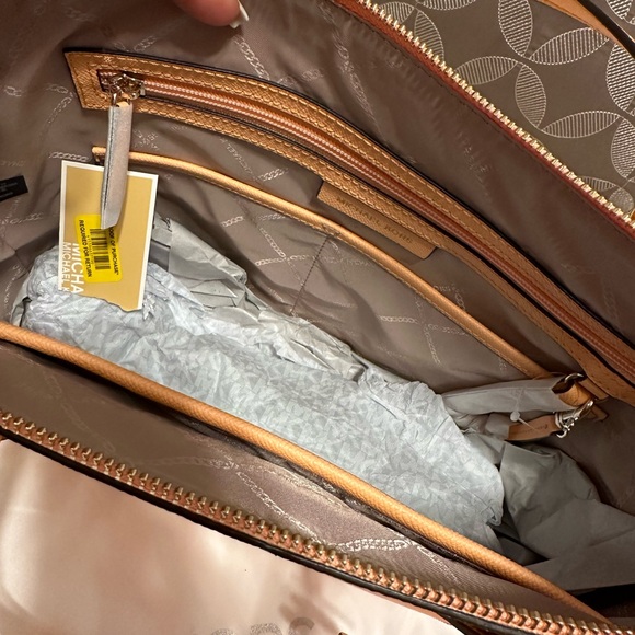 Jet Set East West Logo Charm Saffiano Leather Tote Bag - Picture 3 of 3